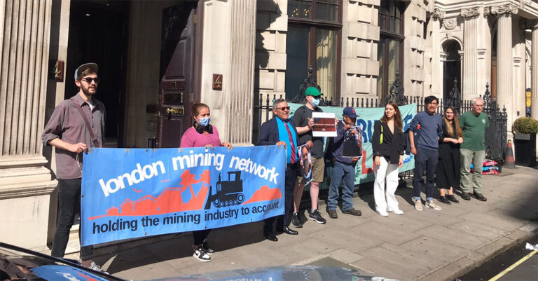 Campesinos mexicanos protestan en Londres contra minería