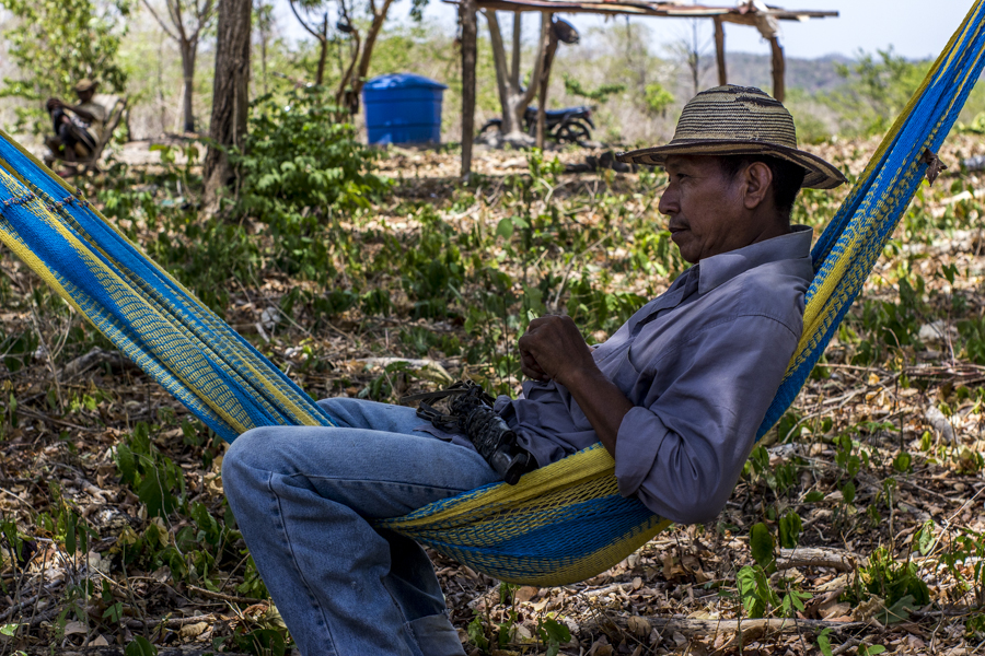 Visita realizada a la comunidad Wayuu de Kasuusain, en la Sierra de Perijá, estado de Zulia, Venezuela. La organización Maikiraalasalii (los que no se venden en el idioma wayuunaiki) defiende el Rio Socuy y su territorio ante la amenaza de implementación de un proyecto de explotación de carbono en la región. En el Rio Socuy se pueden observar a simple vista las vetas de carbón. Foto: Juliana Bittencourt.