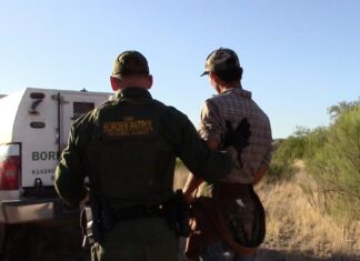 Patrulla Fronteriza irrumpe sin orden judicial en refugio humanitario de Arizona, EEUU